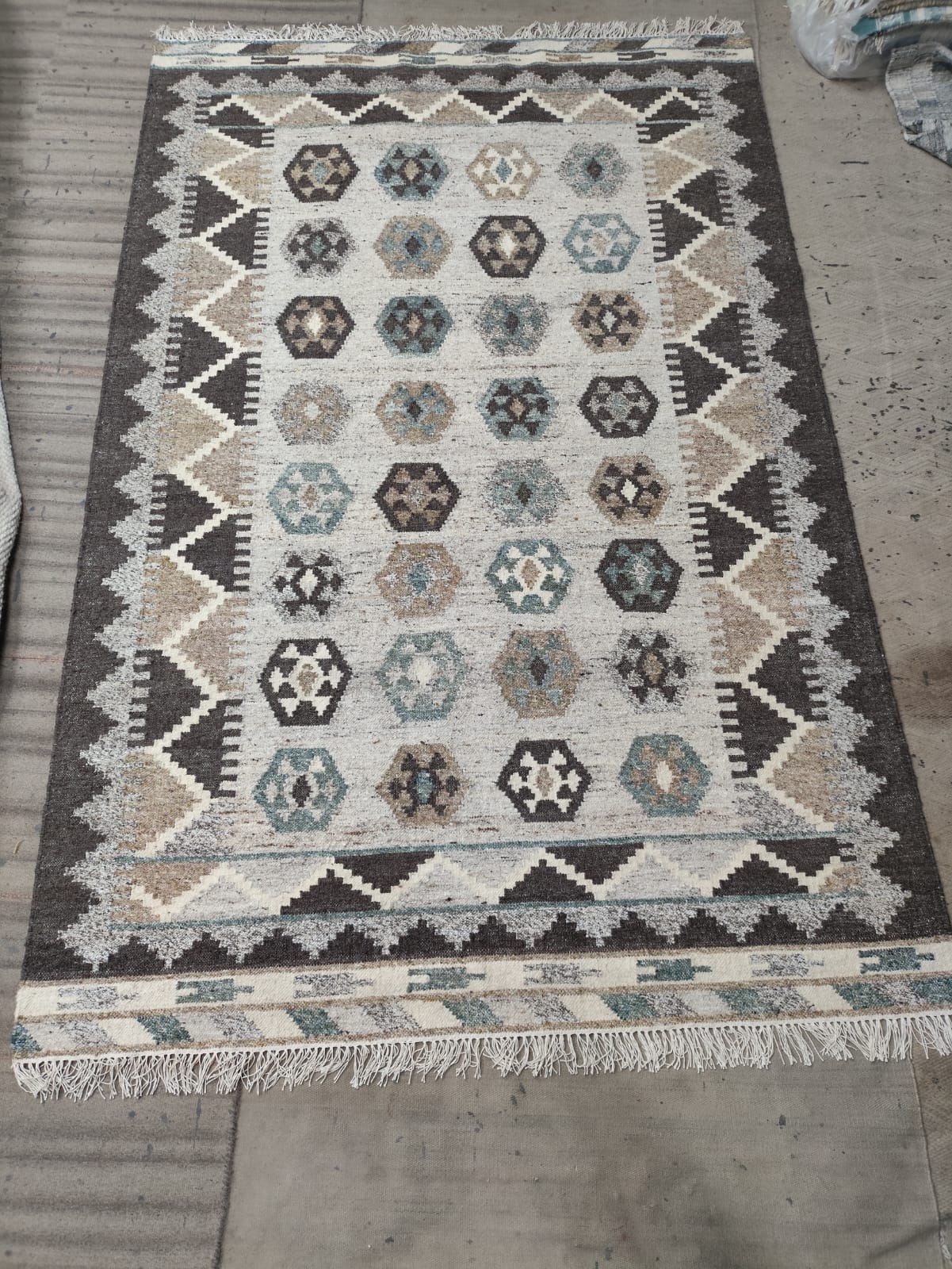Handwoven Wool Dari Rug – Neutral Geometric Kilim Area Rug