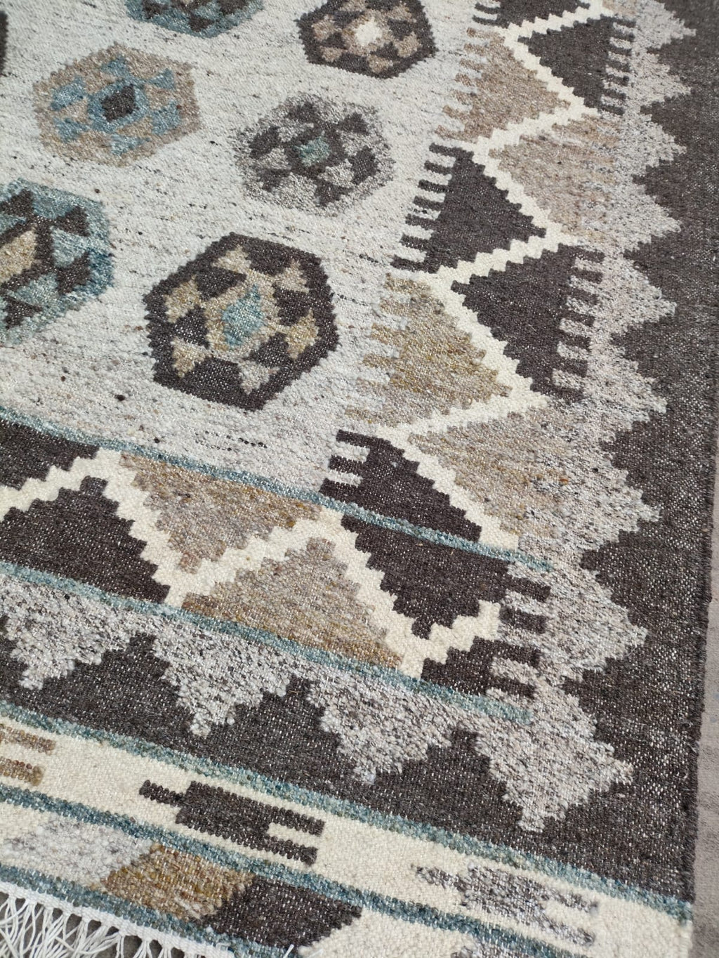 Handwoven Wool Dari Rug – Neutral Geometric Kilim Area Rug