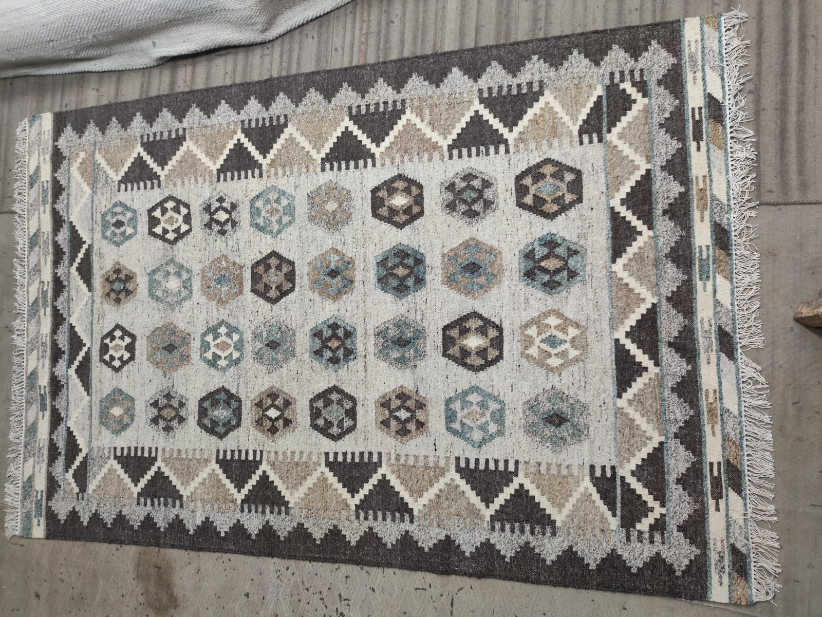 Handwoven Wool Dari Rug – Neutral Geometric Kilim Area Rug