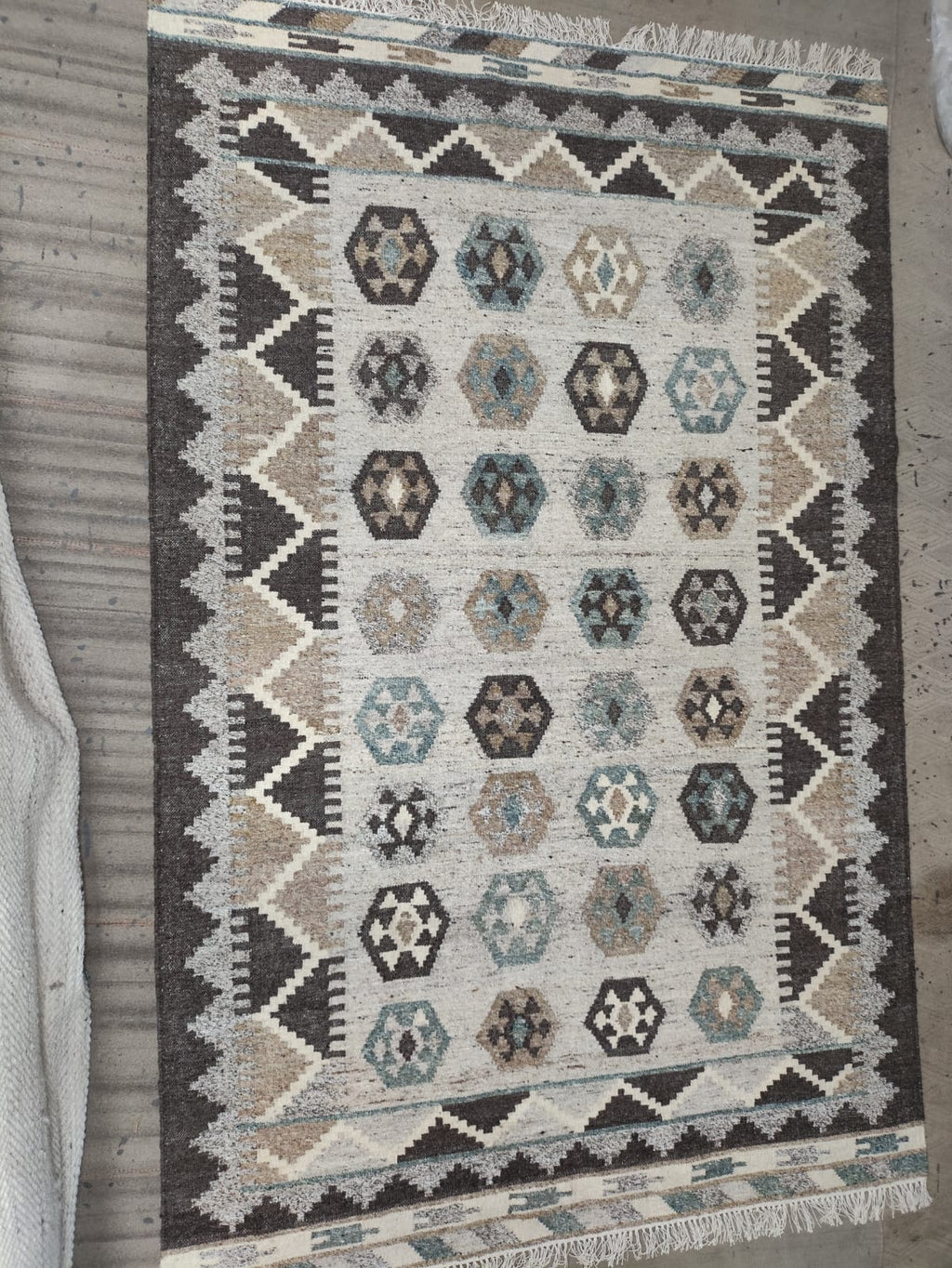 Handwoven Wool Dari Rug – Neutral Geometric Kilim Area Rug