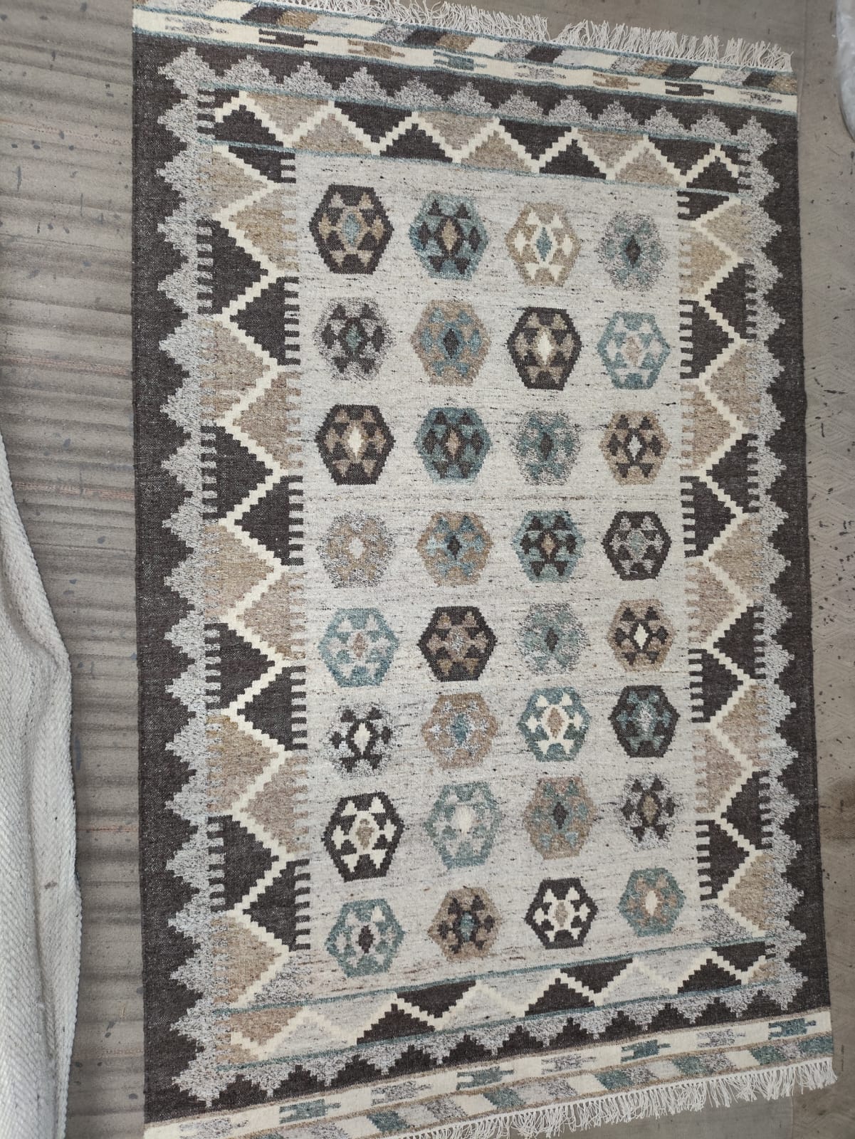 Handwoven Wool Dari Rug – Neutral Geometric Kilim Area Rug