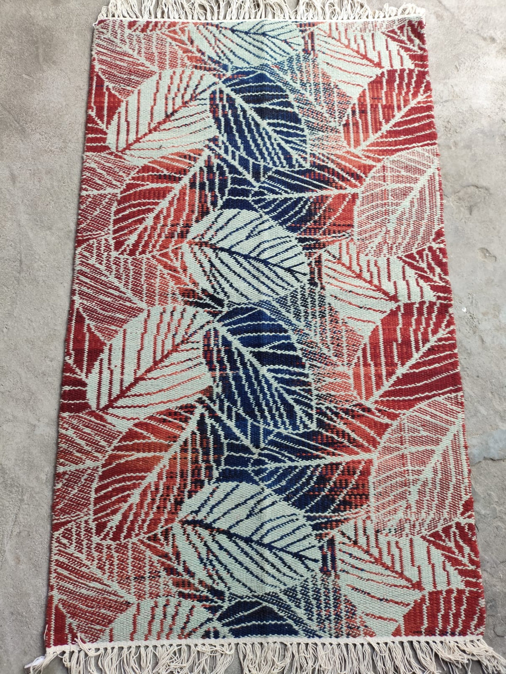 Handwoven Wool Dari Rug – Modern Leaf Pattern Area Rug