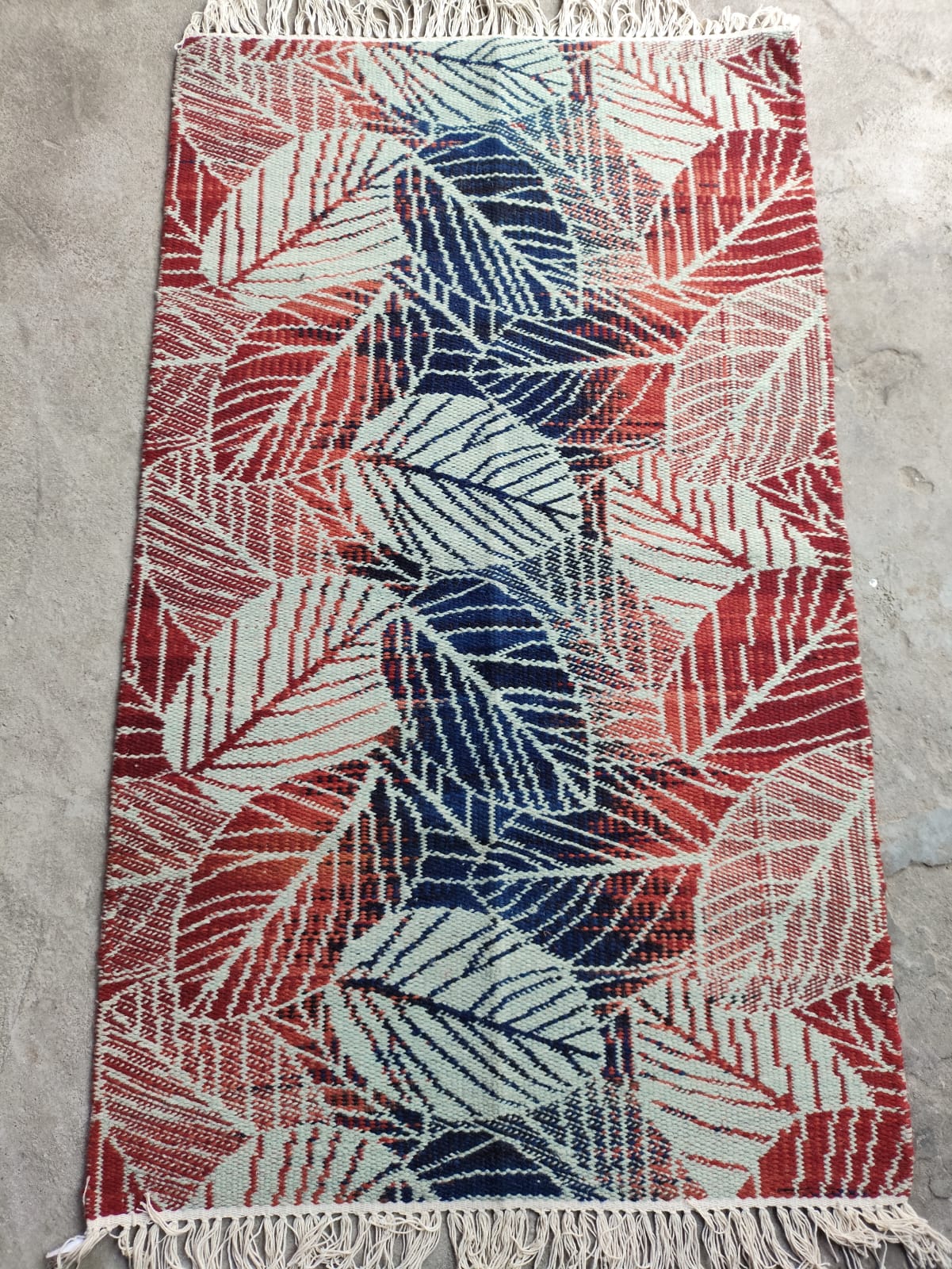 Handwoven Wool Dari Rug – Modern Leaf Pattern Area Rug